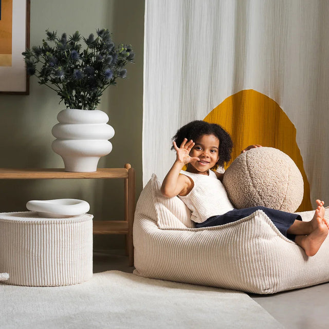 Mueble Puf Asiento Redondo de Pana Blanco Crema con acabado blanco, acabado crema en ambiente de estilo nórdico