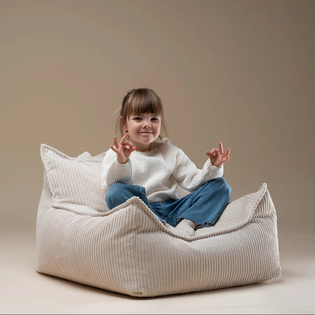 Silla Puf Infantil Silla de Pana Blanco Crema con acabado blanco, acabado crema en ambiente de estilo nórdico