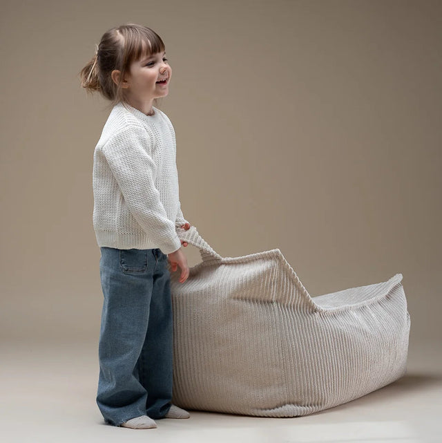 Silla Puf Infantil Silla de Pana Blanco Crema con acabado blanco, acabado crema en ambiente de estilo nórdico