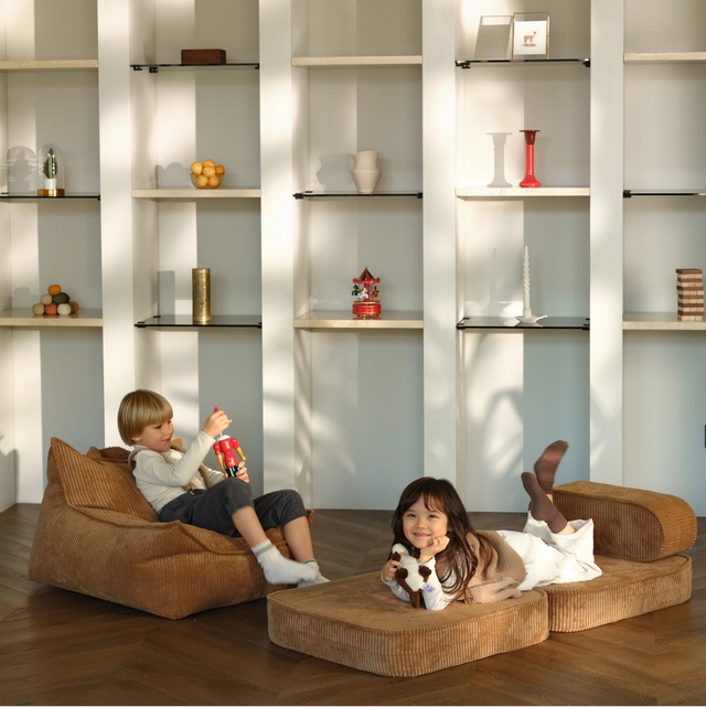 Sillón Infantil Plegable de Pana Marrón en ambiente de estilo nórdico