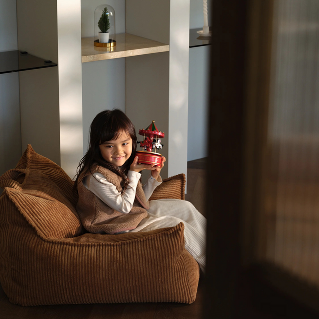 Silla Puf Infantil Silla de Pana Marrón en ambiente de estilo nórdico