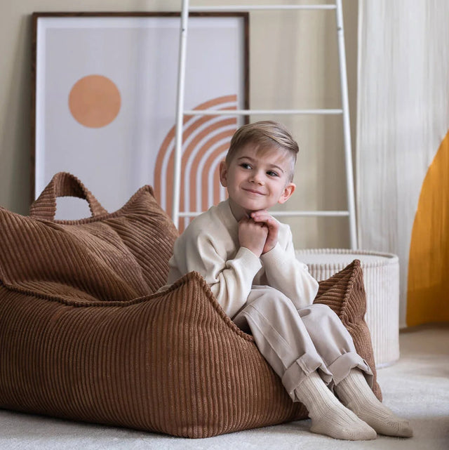 Silla Puf Infantil Silla de Pana Marrón en ambiente de estilo nórdico