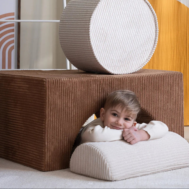 Mueble Puf Asiento Redondo de Pana Blanco Crema con acabado blanco, acabado crema en ambiente de estilo nórdico