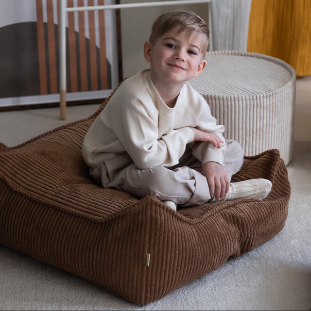 Mueble Puf Infantil Cuadrado de Pana Marrón en ambiente de estilo nórdico