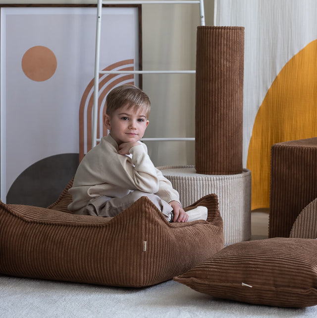 Mueble Puf Infantil Cuadrado de Pana Marrón en ambiente de estilo nórdico