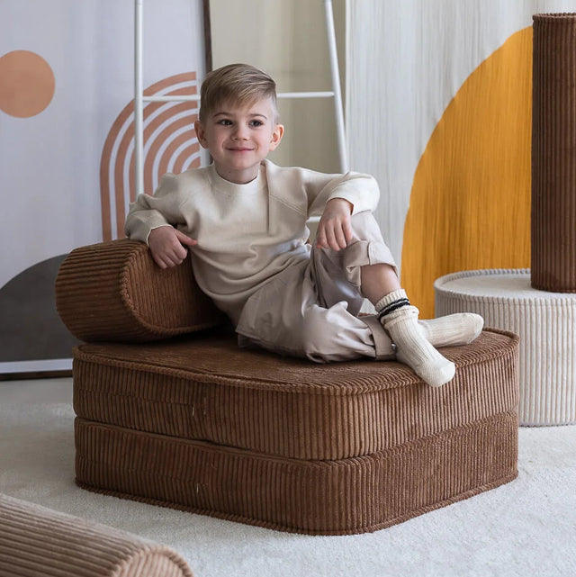 Sillón Infantil Plegable de Pana Marrón en ambiente de estilo nórdico