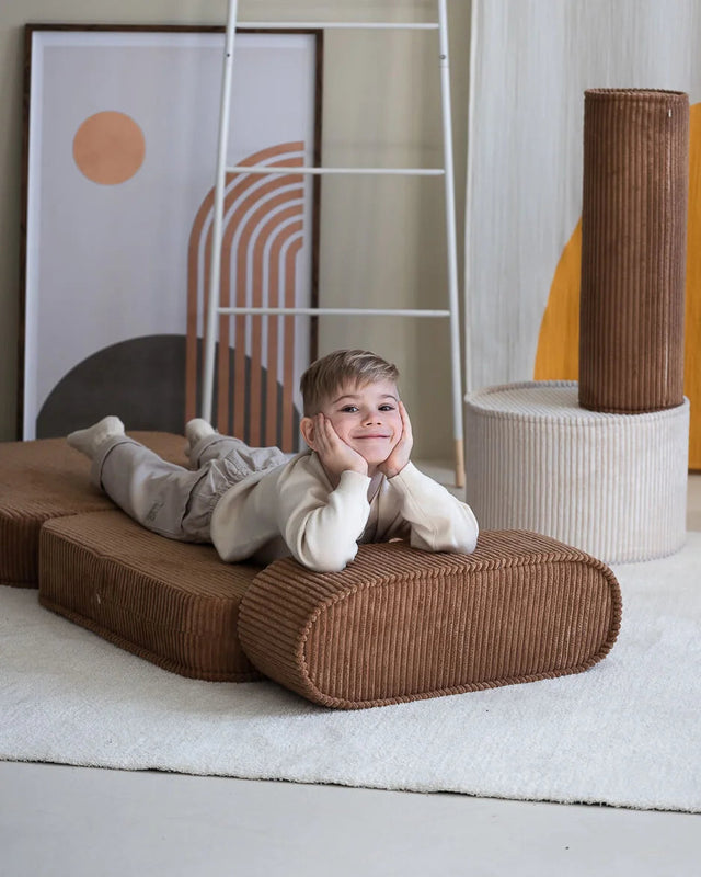Sillón Infantil Plegable de Pana Marrón en ambiente de estilo nórdico