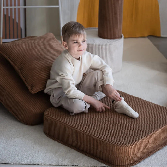 Sillón Infantil Plegable de Pana Marrón en ambiente de estilo nórdico