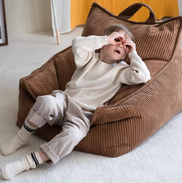 Silla Puf Infantil Silla de Pana Marrón en ambiente de estilo nórdico