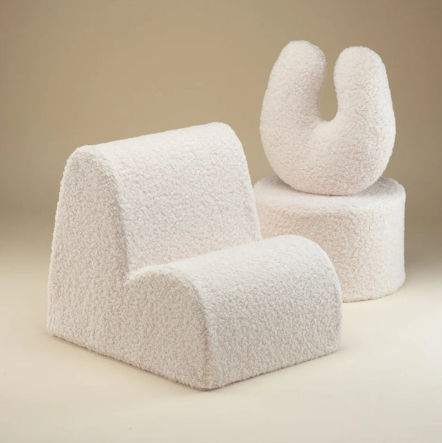 Mueble Puf Asiento Redondo de Borreguito Blanco Crema con acabado blanco, acabado crema en ambiente de estilo nórdico
