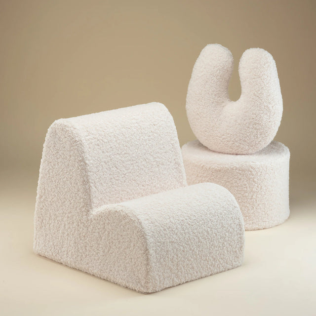 Mueble Almohada U de Borreguillo Blanco Crema con acabado blanco, acabado crema en ambiente de estilo nórdico