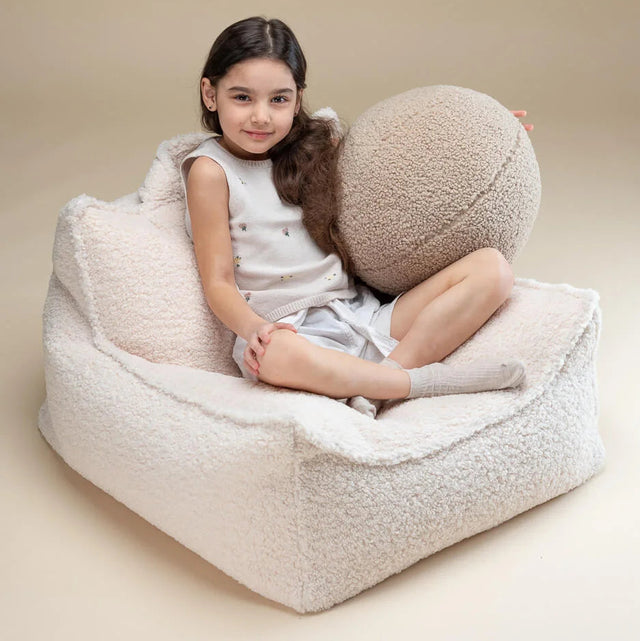 Silla Puf Infantil Silla de Borreguillo Blanco Crema con acabado blanco, acabado crema en ambiente de estilo nórdico