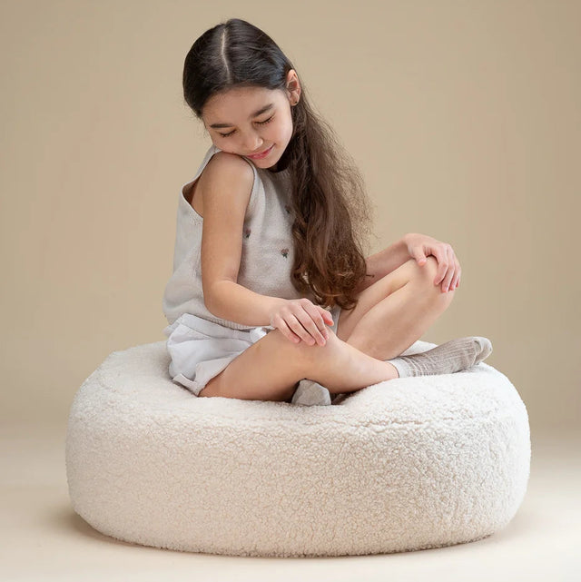 Mueble Set Puf Infantil Osito + Redondo de Borreguito Blanco Crema con acabado blanco, acabado crema en ambiente de estilo nórdico