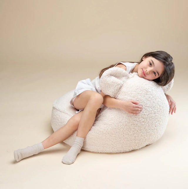 Mueble Puf Infantil Osito de Borreguillo Blanco Crema con acabado blanco, acabado crema en ambiente de estilo nórdico