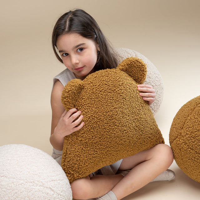 Mueble Cojín Osito de Borreguito Marrón en ambiente de estilo nórdico