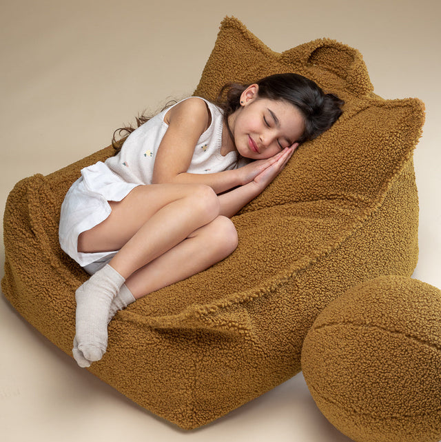 Silla Set Puf Infantil Silla + Cuadrado de Borreguillo Marrón en ambiente de estilo nórdico