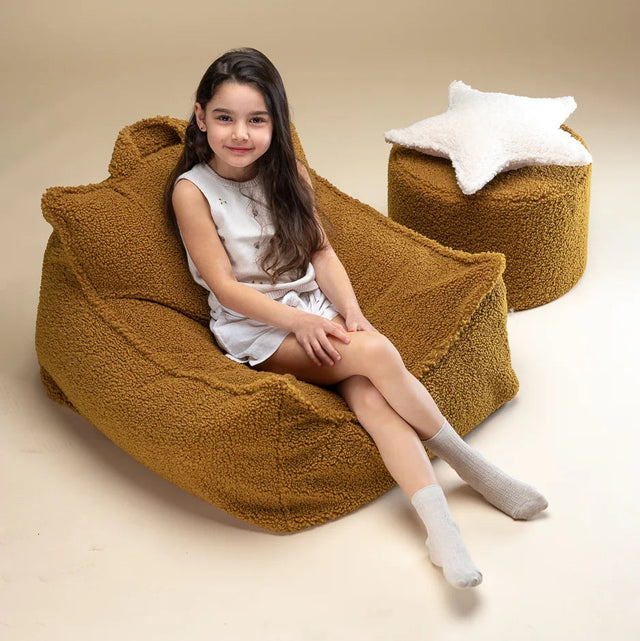 Mueble Puf Asiento Redondo de Borreguito Marrón en ambiente de estilo nórdico