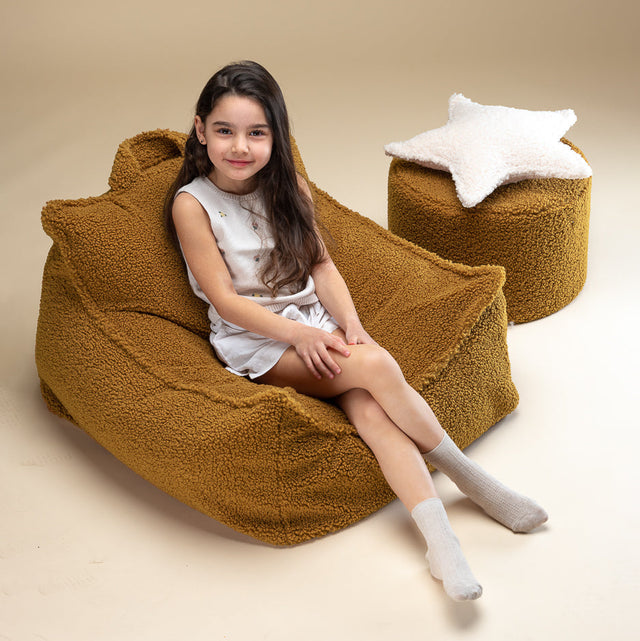 Silla Puf Infantil Silla de Borreguillo Marrón en ambiente de estilo nórdico