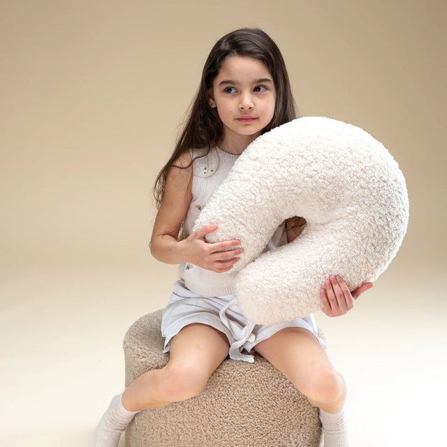 Mueble Almohada U de Borreguillo Blanco Crema con acabado blanco, acabado crema en ambiente de estilo nórdico