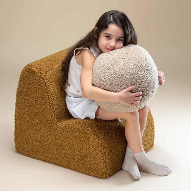 Silla Infantil Nube de Borreguillo Marrón en ambiente de estilo nórdico