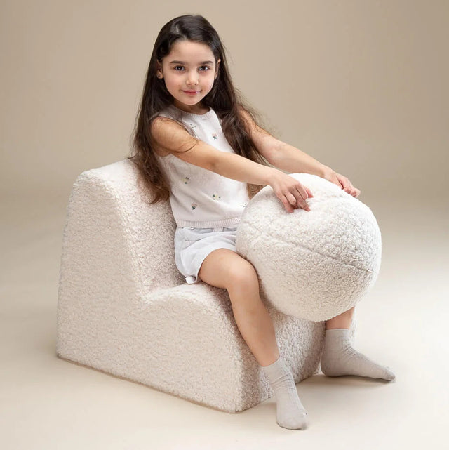 Silla Infantil Nube de Borreguillo Blanca Crema con acabado crema en ambiente de estilo nórdico
