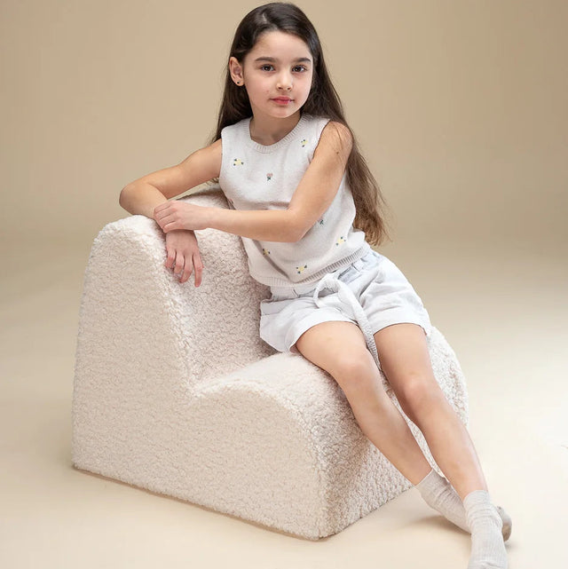Silla Infantil Nube de Borreguillo Blanca Crema con acabado crema en ambiente de estilo nórdico