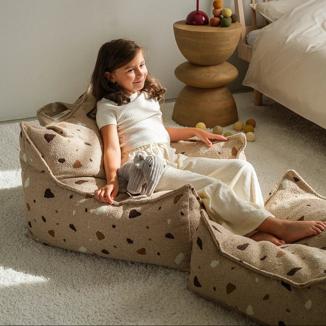 Silla Set Puf Infantil Silla + Cuadrado de Bouclé & Chenilla Terrazo Beige con acabado beige en ambiente de estilo nórdico