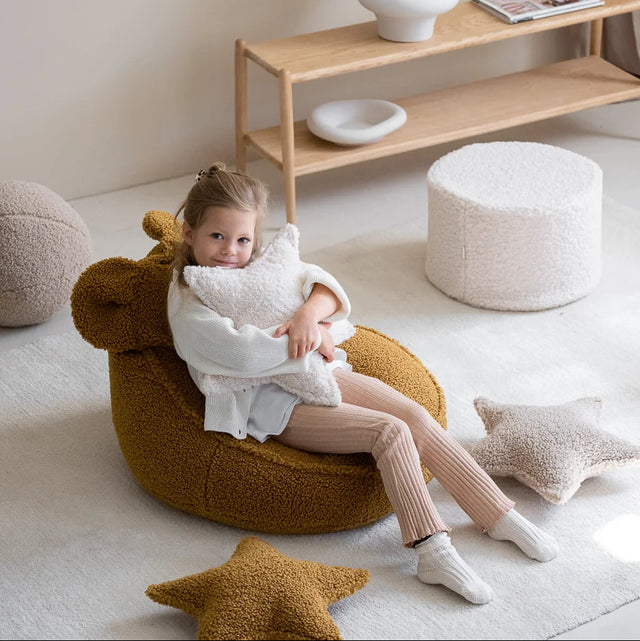 Mueble Puf Asiento Redondo de Borreguito Blanco Crema con acabado blanco, acabado crema en ambiente de estilo nórdico