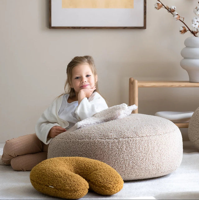 Mueble Almohada U de Borreguillo Marrón en ambiente de estilo nórdico