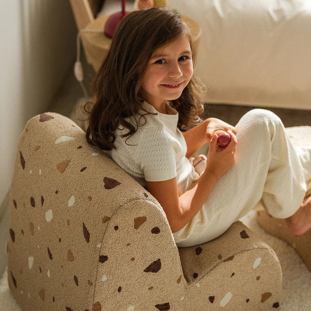 Silla Infantil Nube de Bouclé & Chenilla Terrazo Beige con acabado beige en ambiente de estilo nórdico