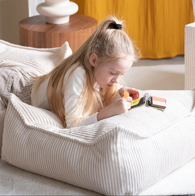 Mueble Puf Infantil Cuadrado de Pana Blanco Crema con acabado blanco, acabado crema en ambiente de estilo nórdico