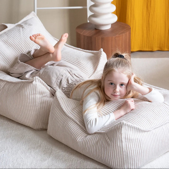 Silla Puf Infantil Silla de Pana Blanco Crema con acabado blanco, acabado crema vista principal de estilo nórdico