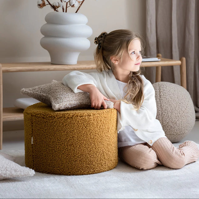 Mueble Puf Asiento Redondo de Borreguito Marrón en ambiente de estilo nórdico
