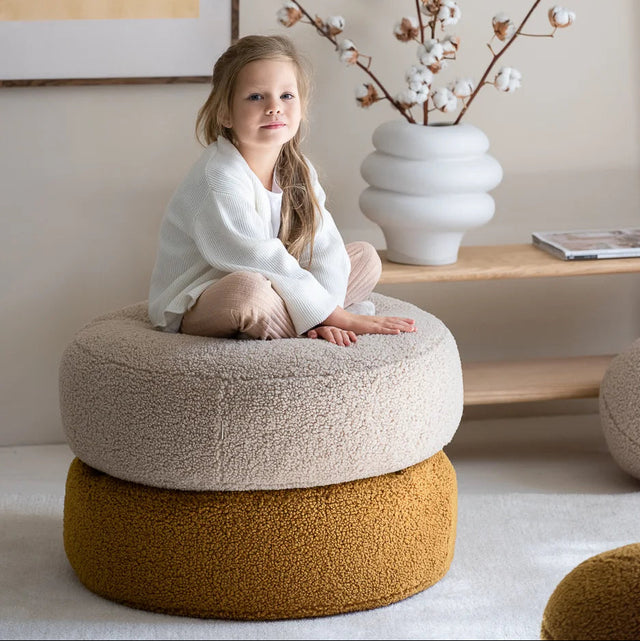 Mueble Puf Redondo de Borreguito Marrón en ambiente de estilo nórdico