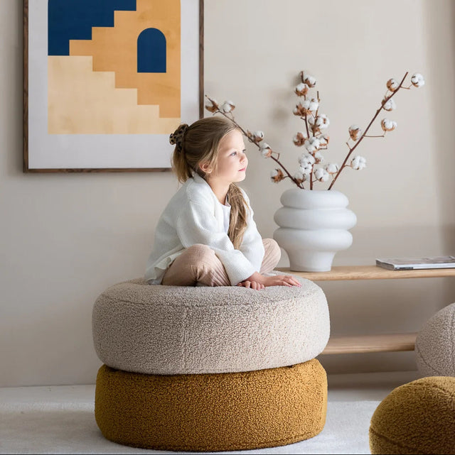 Mueble Puf Redondo de Borreguito Marrón en ambiente de estilo nórdico