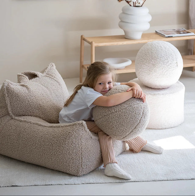Mueble Puf Asiento Redondo de Borreguito Blanco Crema con acabado blanco, acabado crema en ambiente de estilo nórdico