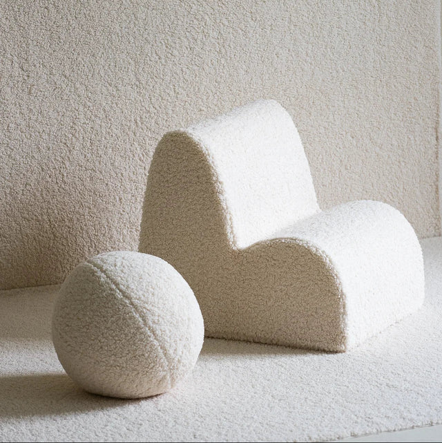 Silla Infantil Nube de Borreguillo Blanca Crema con acabado crema en ambiente de estilo nórdico