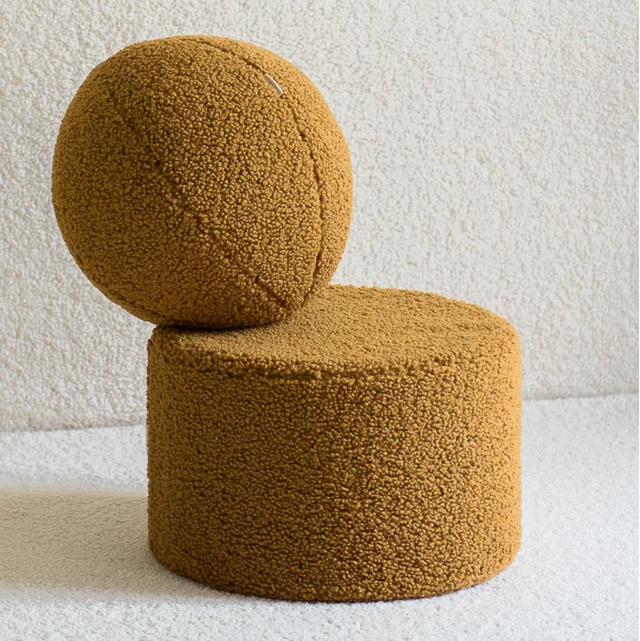 Mueble Puf Asiento Redondo de Borreguito Marrón en ambiente de estilo nórdico