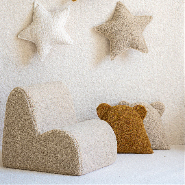 Mueble Cojín Osito de Borreguito Marrón en ambiente de estilo nórdico