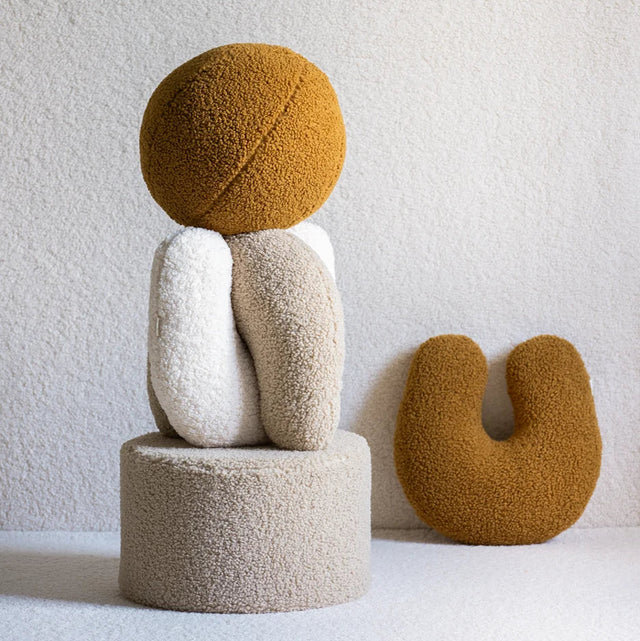 Mueble Almohada U de Borreguillo Beige con acabado beige en ambiente de estilo nórdico
