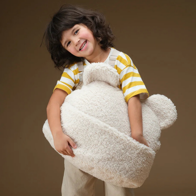 Mueble Cojín con Bolsillo Osito de Peluche Blanco Crema con acabado blanco, acabado crema en ambiente de estilo nórdico