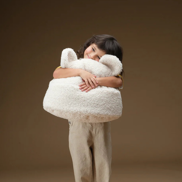 Mueble Cojín con Bolsillo Osito de Peluche Blanco Crema con acabado blanco, acabado crema vista principal de estilo nórdico