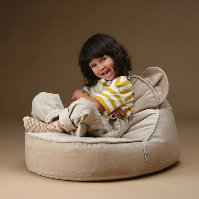 Mueble Puf Infantil Osito de Terciopelo Beige con acabado beige en ambiente de estilo nórdico
