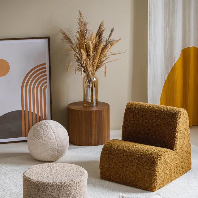 Silla Infantil Nube de Borreguillo Marrón en ambiente de estilo nórdico