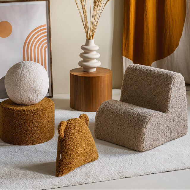 Mueble Cojín Osito de Borreguito Marrón en ambiente de estilo nórdico