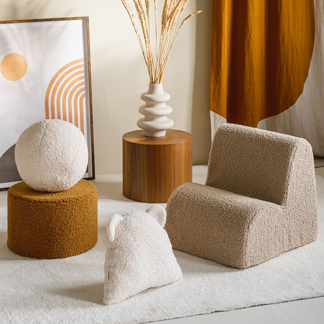 Mueble Cojín Osito de Borreguito Blanco Crema con acabado blanco, acabado crema en ambiente de estilo nórdico