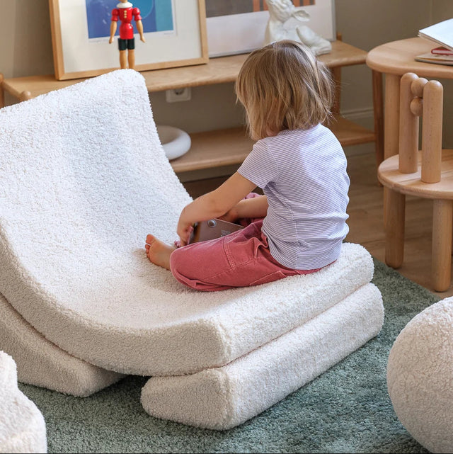 Sillón Infantil de Borreguillo Luna blanca crema con acabado crema en ambiente de estilo nórdico