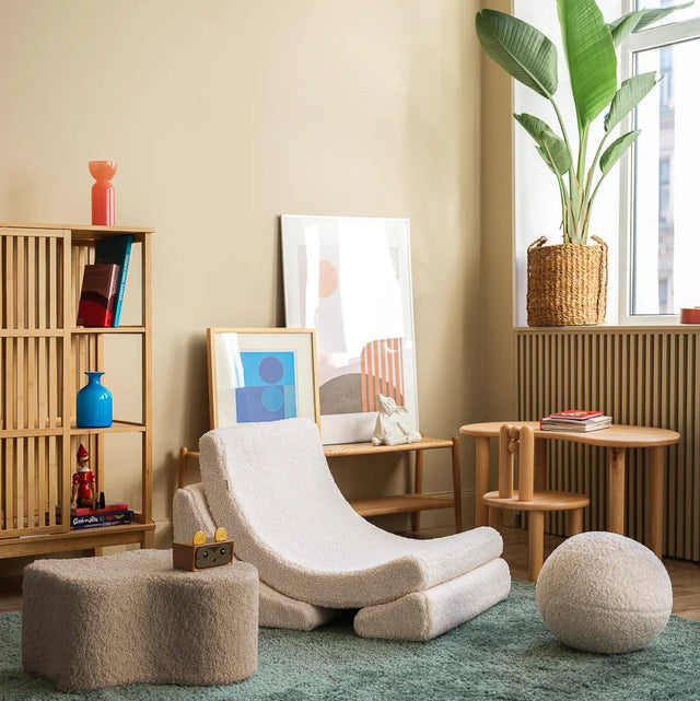 Mueble Puf Infantil Nube de Borreguito Beige con acabado beige en ambiente de estilo nórdico