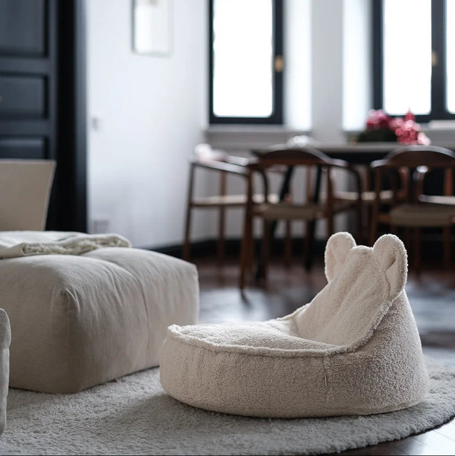 Mueble Puf Infantil Osito de Borreguillo Blanco Crema con acabado blanco, acabado crema en ambiente de estilo nórdico