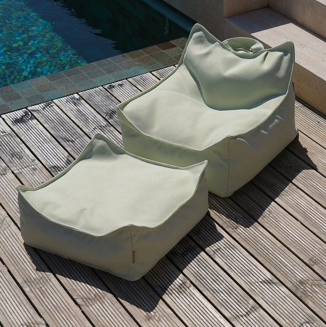 Mueble Puf de Exterior Cuadrado Verde Impermeable con acabado verde en ambiente para exterior de estilo nórdico